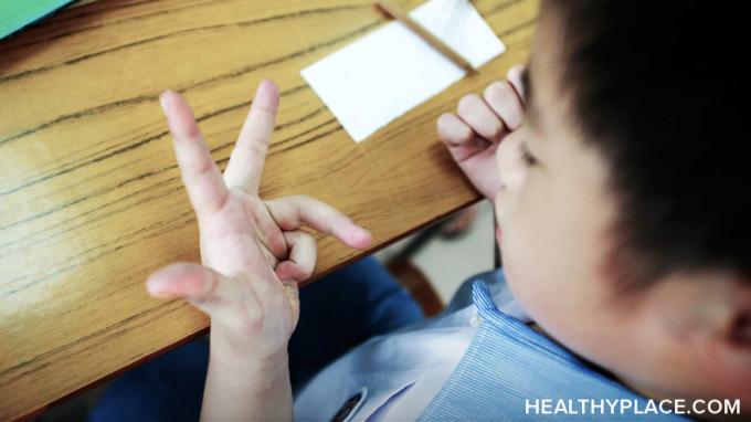 Symptomer og tegn på læringshemming kan hjelpe deg med å avgjøre om barnet ditt kan ha en funksjonshemning. Lær de spesifikke tegn og symptomer på HealthyPlace.