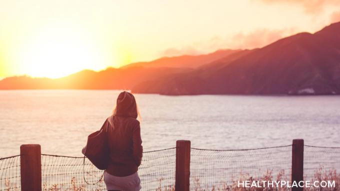 Å overvinne bipolar depresjon høres umulig ut, men det er måter å minimere symptomer på og håndtere sykdommen. Finn ut hvordan på HealthyPlace. 