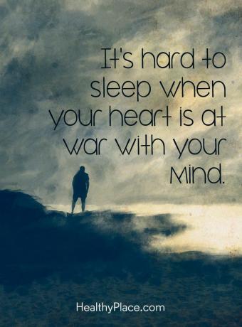 Sitat på mental helse - Det er vanskelig å sove når hjertet ditt er i krig med tankene dine.