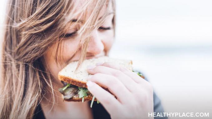Hvilke spesifikke matvarer for mental helse velvære bør du innlemme i kostholdet ditt, og hvilke bør du unngå? Få et pålitelig svar på HealthyPlace.