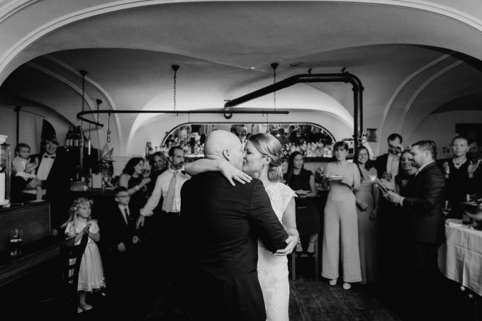 Forfatter og kone som danser i bryllupet