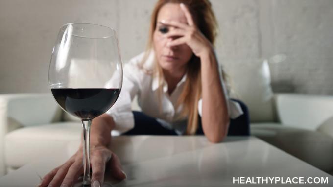 Det er et sterkt forhold mellom depresjon og alkohol. Lær hvordan alkohol og depresjon påvirker hverandre på HealthyPlace.