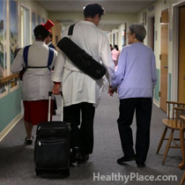 Når en demens eller alzheimers pasient forlater sykehuset, kan de være i stand til å reise hjem, eller det vil være behov for andre boopphold. Her er hva du bør vurdere.