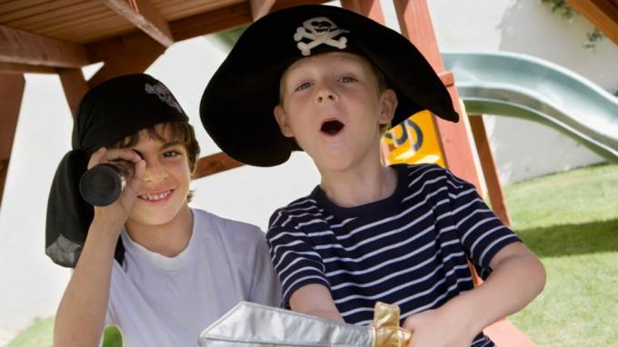 To gutter med ADHD som lekte pirater på lekeplassen i kostymer