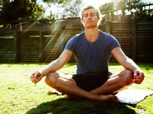 Lær om de utallige fordelene med yoga, inkludert å roe ned sinnet og bringe følelsene dine under kontroll.